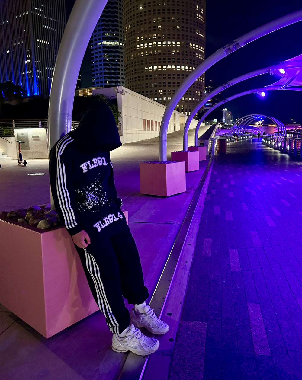 BLACK LOGO HOODIE